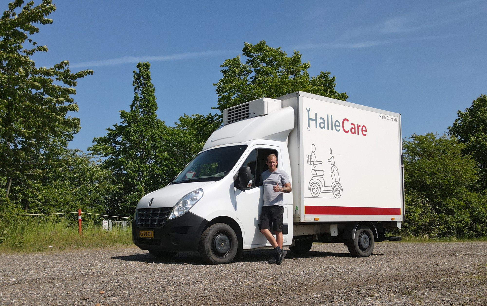 HalleCares værkstedsbil i naturen med mekanikeren klar til at køre ud til kunden
