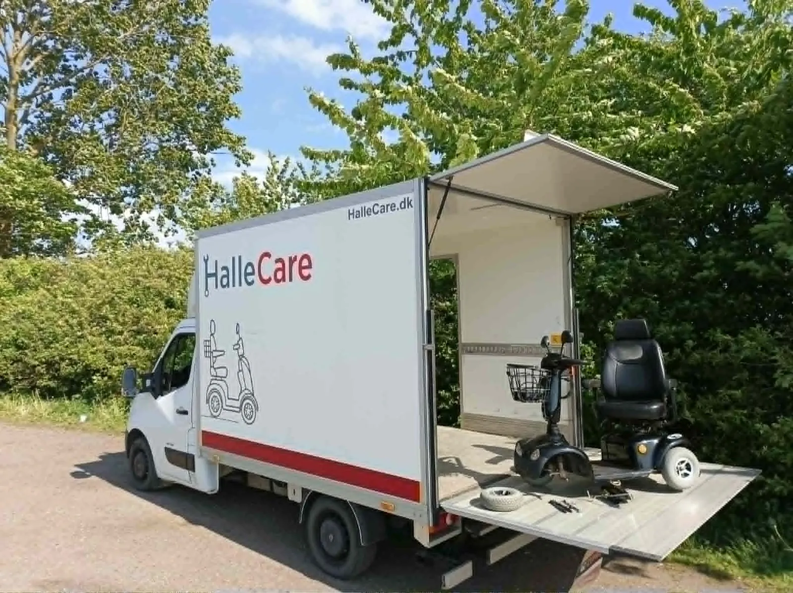 HalleCares mobile værksted med åben bagklap og en el-scooter under reparation på lad og lift